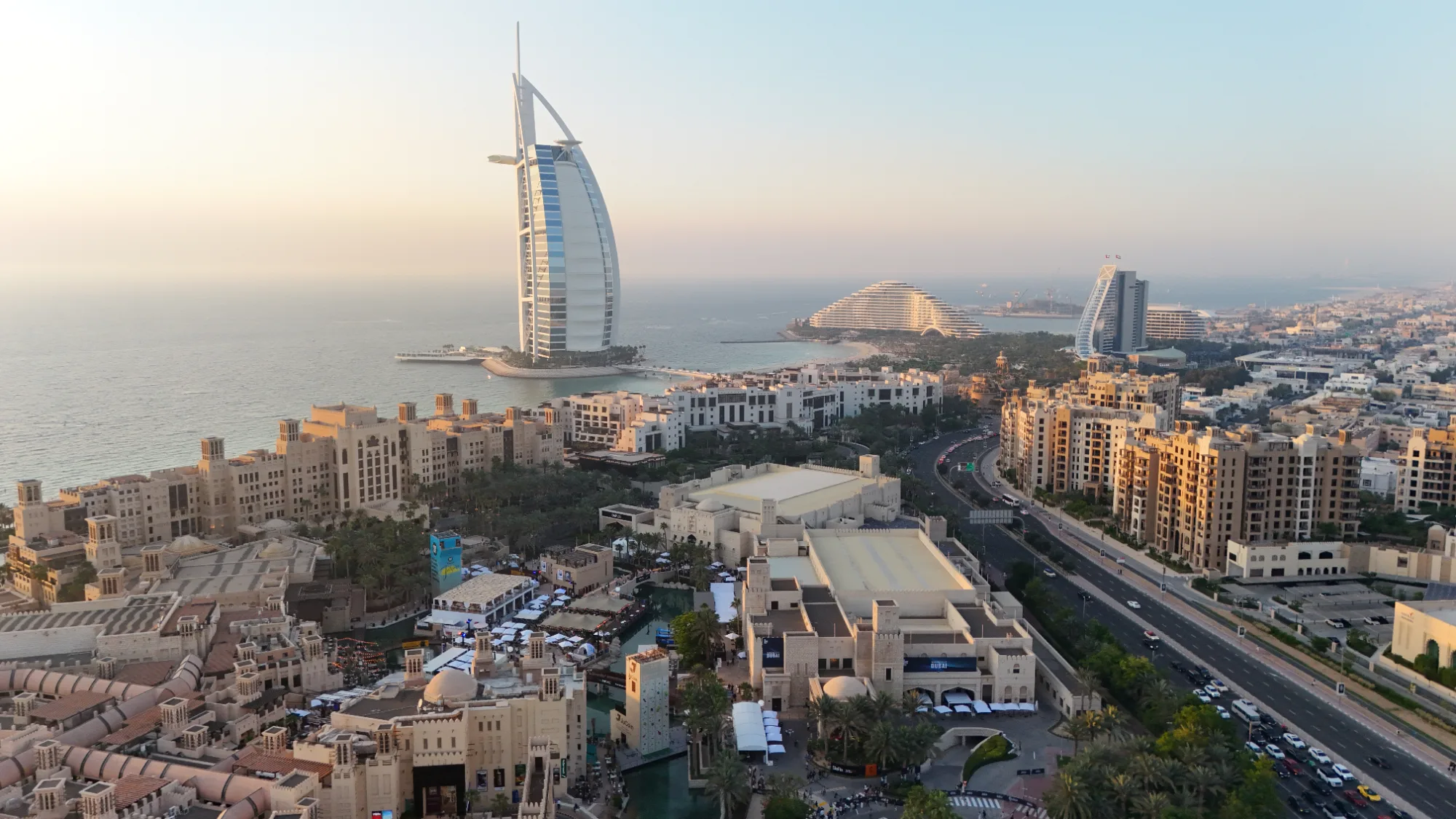 طيار درون يصور أفق دبي عند الغروب