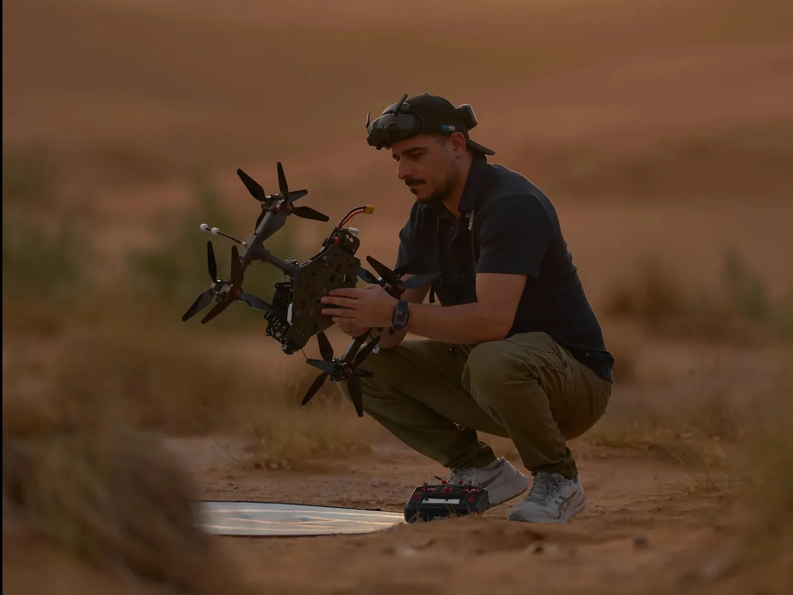 درون FPV سينمائي من نوع Cinelifter يحمل كاميرا على منصة صحراوية عند الشروق